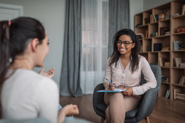 Psicólogo realizando una evaluación con un cliente